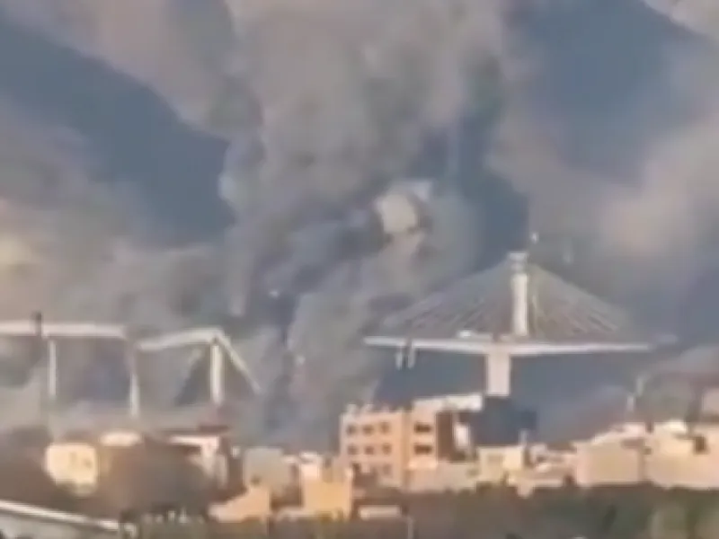 Η στιγμή της επίθεσης στη μεγαλύτερη γέφυρα της Μέσης Ανατολής – Χτυπήθηκε και δεύτερη φορά (βίντεο)