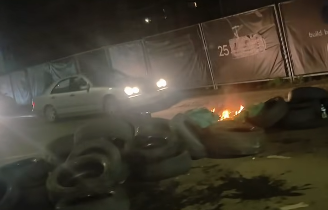 Αναστάτωση στη Λεμεσό: Νεαροί έβαλαν φωτιά σε ελαστικά και κάδο στη μέση του δρόμου (βίντεο)