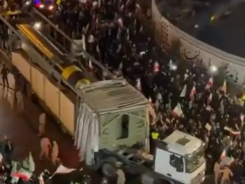 Παρέλαση πυραύλων στο κέντρο της Τεχεράνης: «Κοιτάξτε το μεγάλο όπλο μας – Θάνατος στον μεγάλο σατανά» (βίντεο)