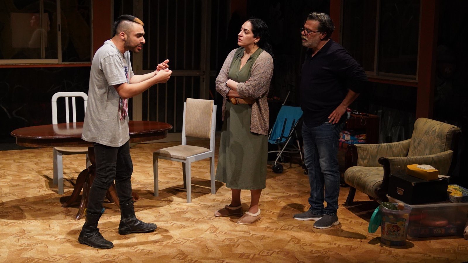 Τα «Ορφανά» του Ντένις Κέλι: Ένα έργο για τη βία, τη συνενοχή και την οικογένεια στο Σατιρικό