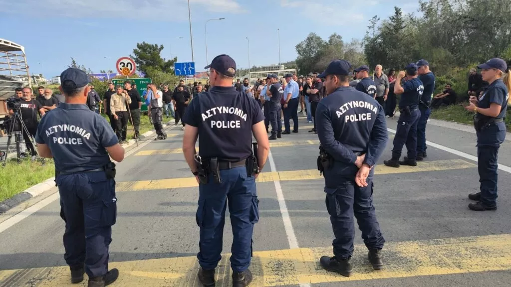 Δέχεται πυρά η Αστυνομία για το χάος στη Ριζοελιά – Προανήγγειλαν νέες διαμαρτυρίες οι κτηνοτρόφοι