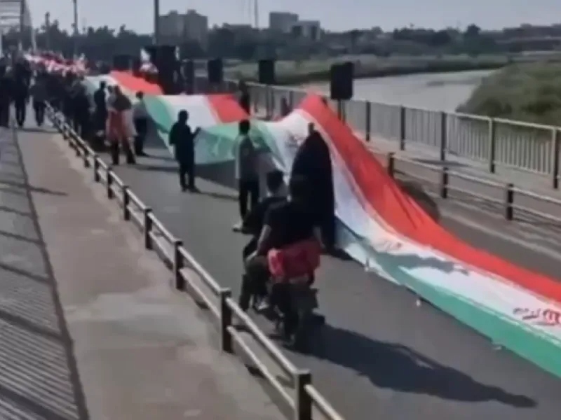 Απίστευτες εικόνες: Ιρανοί σχηματίζουν ανθρώπινες αλυσίδες και κρατώντας σημαίες γύρω από κρίσιμες υποδομές (βίντεο)