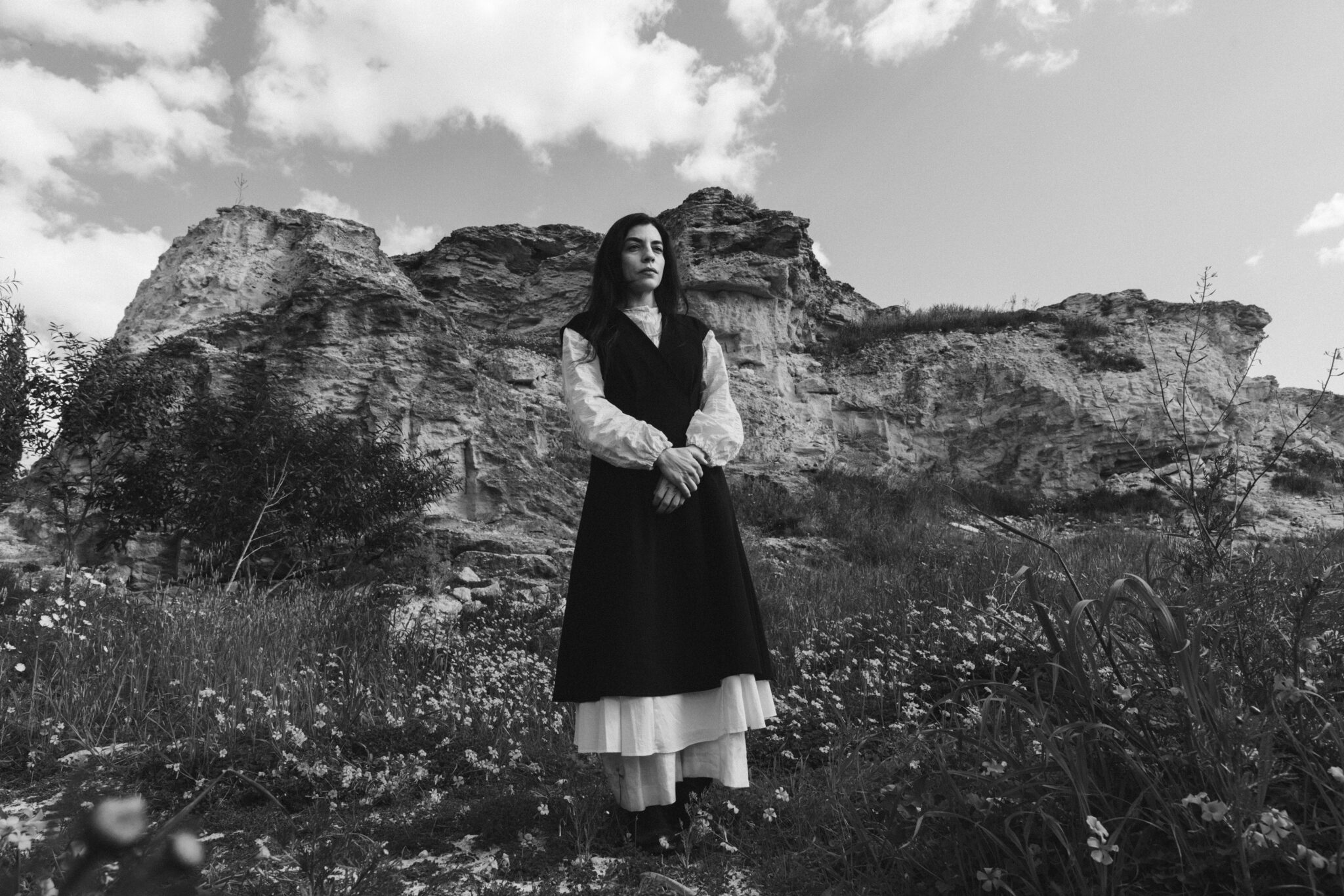 «Το Βουνί» στη σκηνή: Το βραβευμένο μυθιστόρημα της Λουΐζας Παπαλοΐζου γίνεται θεατρική εμπειρία