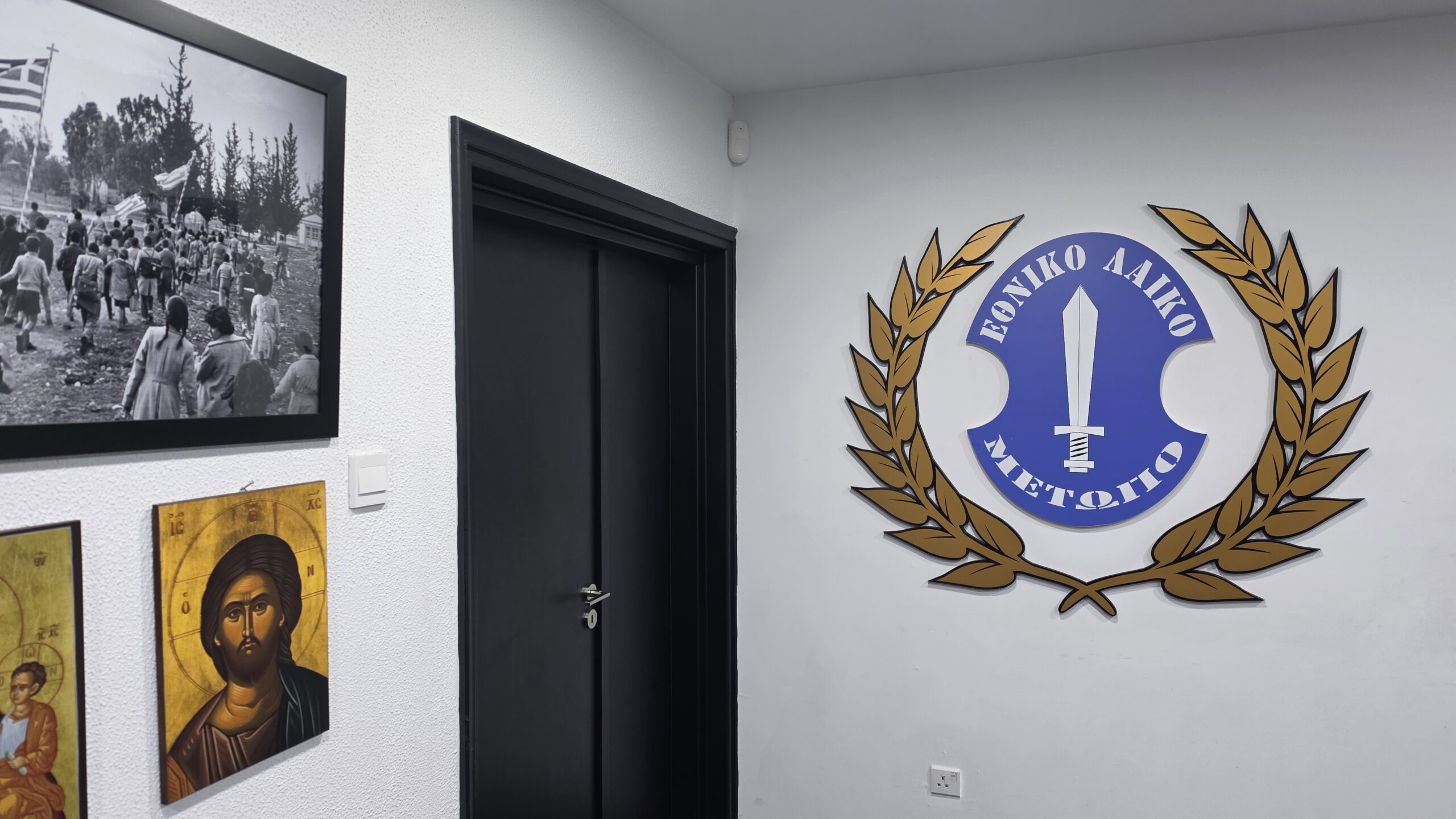 Χαμόγελα και συγκρατημένη αισιοδοξία και στο ΕΛΑΜ – Οι πρώτες αντιδράσεις από τα exit polls