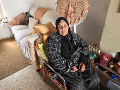 Στα 105 της ψηφίζει η γηραιότερη ψηφοφόρος – «Αφού ντυθώ, θα με πάρει η εγγονή μου να ψηφίσω»