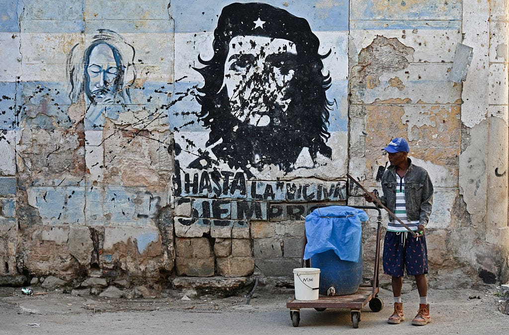 Hasta La Miseria Siempre: Η Κούβα βουλιάζει το καθεστώς γιορτάζει