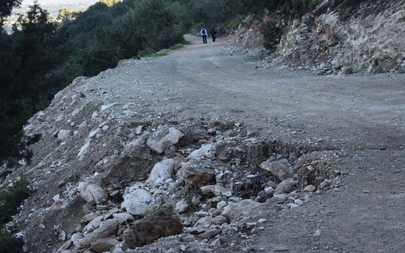 Προς υλοποίηση διαπλάτυνση του δρόμου Λουτρά Αφροδίτης – Φοντάνα Αμορόζα – Έντονη ανησυχία από την Ελεγκτική Υπηρεσία – Νομικές παρεμβάσεις από την οικογένεια Φωτιάδη