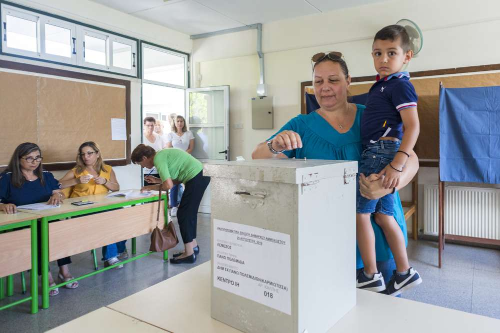 Η πολιτική νομιμοποίηση καθορίζεται ολοένα και περισσότερο από τους αλγόριθμους, όχι από τα κόμματα – Ο ακαδημαϊκός Γιώργος Χαραλάμπους αναλύει το νέο πολιτικό σκηνικό – Τι λέει για τα νέα και τα παραδοσιακά κόμματα