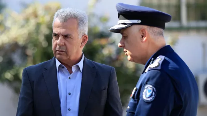 Στα άκρα οι σχέσεις Φυτιρή και Αρναούτη: Δεν ανακαλεί το ωράριο για τα ΟΠΕ ο Αρχηγός Αστυνομίας – Αντί συμμόρφωσης εξέδωσε ανακοίνωση