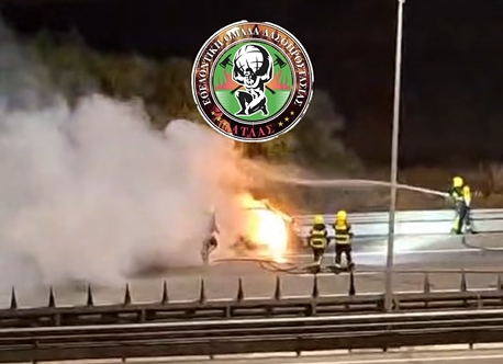 Πυρκαγιά σε εν κινήσει όχημα στον αυτοκινητόδρομο – Στο σημείο Πυροσβεστική (βίντεο)
