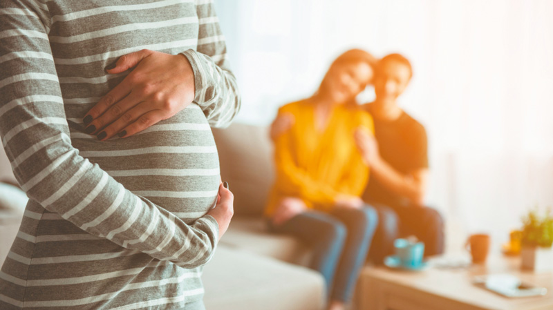 Χωρίς επίδομα μητρότητας γυναίκα με παιδί από παρένθετη μητέρα – Ανατροπή πρωτόδικης απόφασης από το Ανώτατο