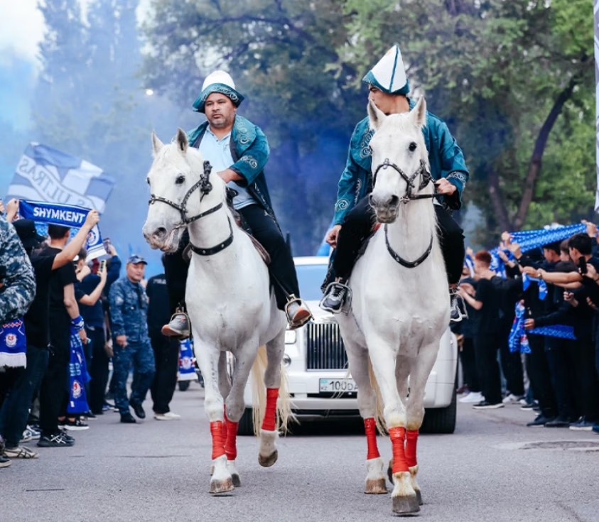 Οπαδοί ποδοσφαιρικής ομάδας έφτασαν στο γήπεδο με άλογα (βίντεο)