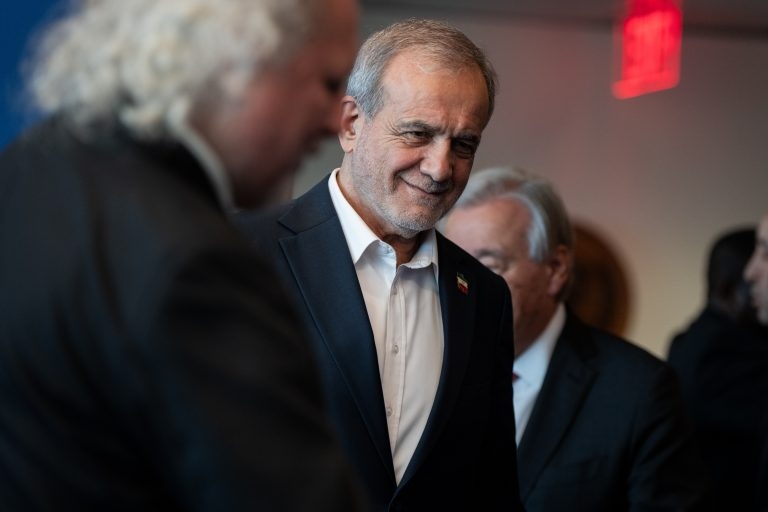 Πεζεσκιάν: Το Ιράν δεν επιδιώκει πυρηνικά όπλα, αλλά δεν συμβιβάζεται για την τιμή της χώρας
