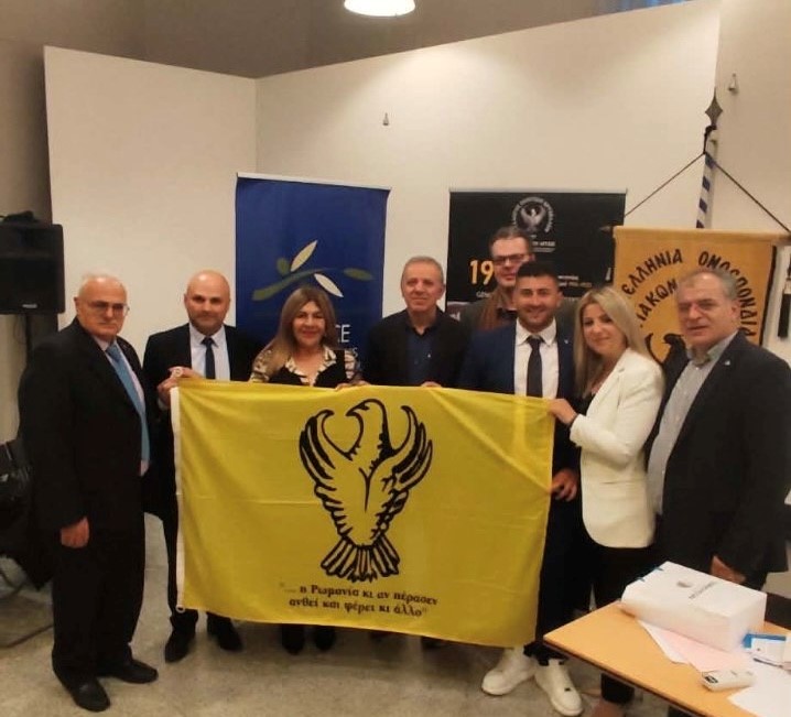 Η σημαία του Πόντου στον Κώστα Μαυρίδη για τους εθνικούς του αγώνες