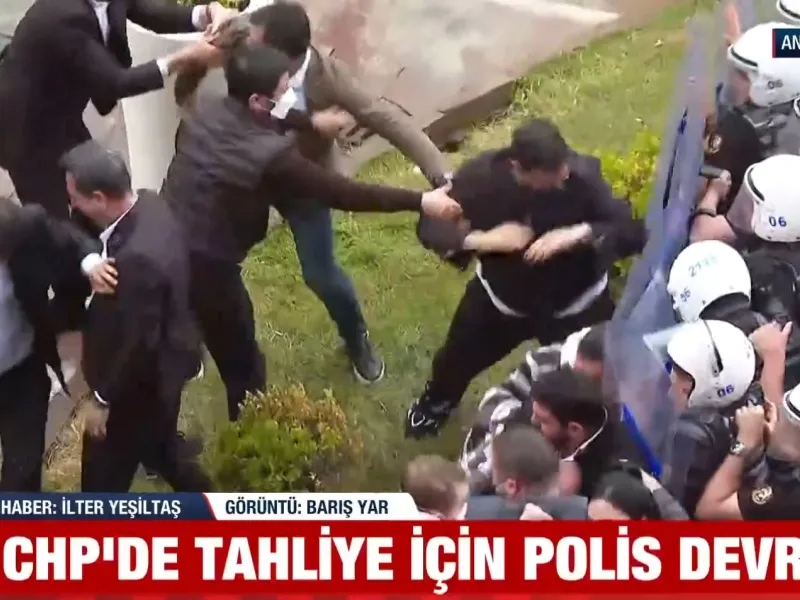 Τουρκία: Αστυνομία εισέβαλε στα κεντρικά γραφεία του CHP – Στόχος να εκδιώξει τους ανατραπέντες ηγέτες (βίντεο)