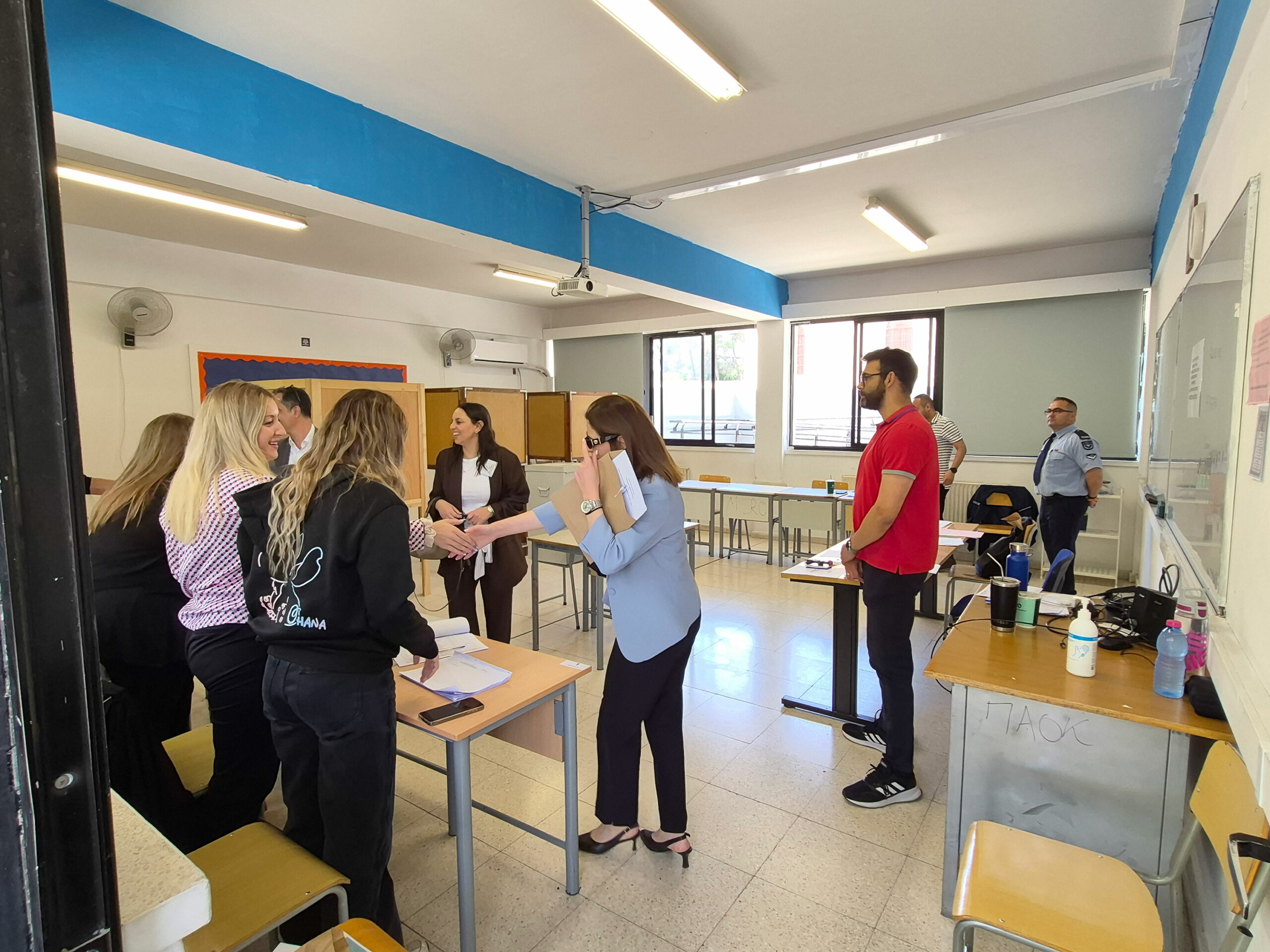 Αθρόα η συμμετοχή εγκλωβισμένων στα ειδικά κέντρα στην Λευκωσία: 95χρονη από τον Κορμακίτη ήρθε σε τροχοκάθισμα να ψηφίσει – «Είναι καθήκον μου»