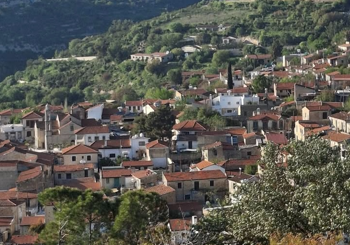 Αναβρασμός με αναρτήσεις για το χωριό Τρόζενα – «Δεν πωλήθηκε και η πρόσβαση είναι ελεύθερη», απαντά το Κοινοτικό Συμβούλιο Άρσους