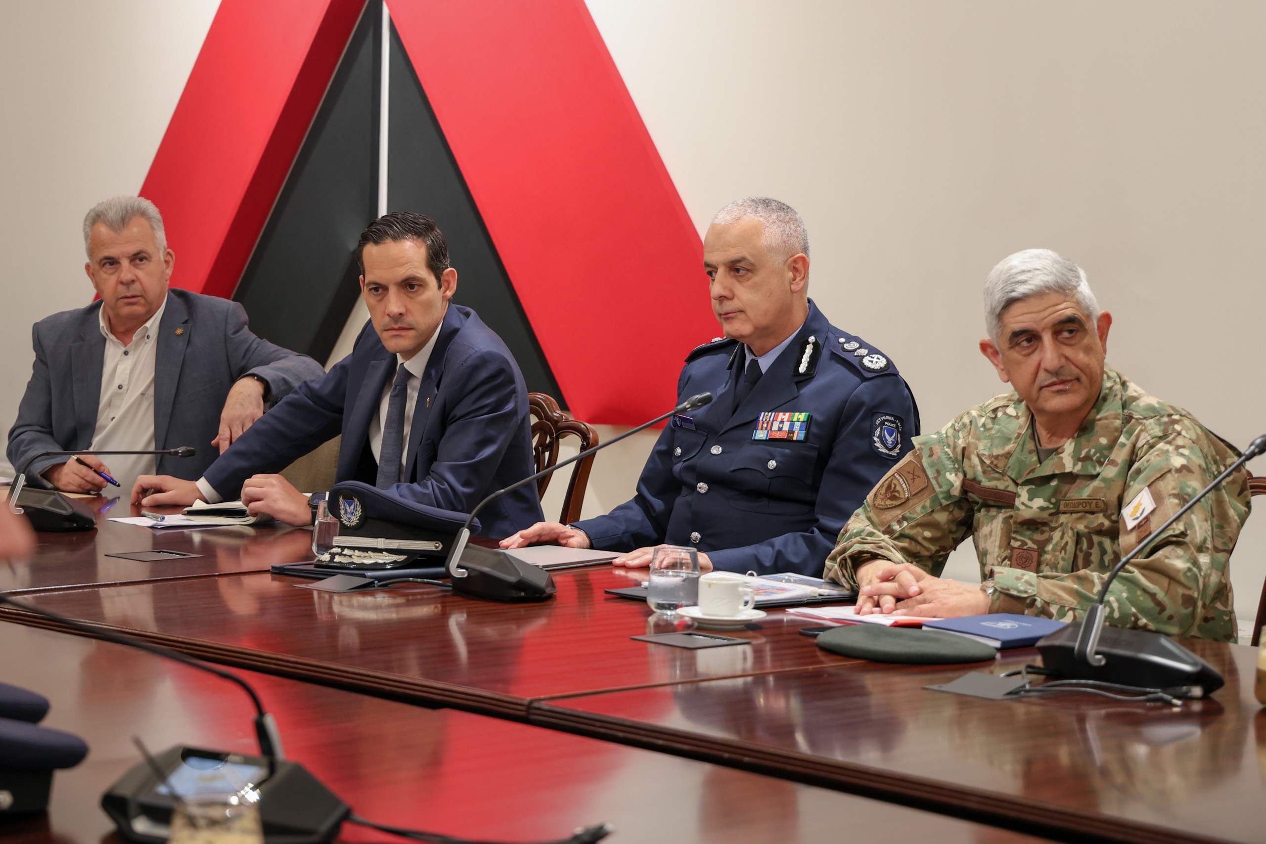 Με 13 πτητικά μέσα, ηλεκτροοπτικά συστήματα και sms η αντιμετώπιση πυρκαγιών: Εκδηλώνονται 5.000 κάθε χρόνο – Όσα ειπώθηκαν σε σύσκεψη στο Προεδρικό
