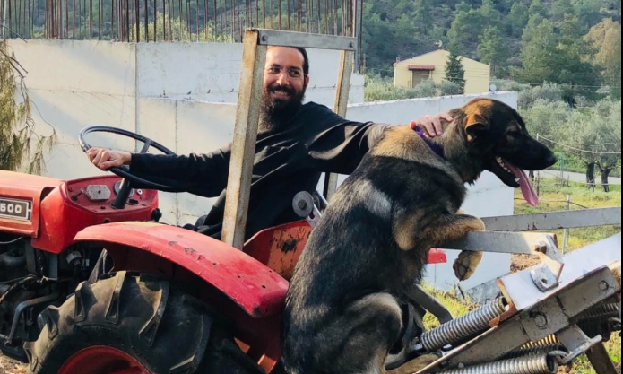 Σε τρακτέρ ο καθαιρεθείς ηγούμενος της Μονής Οσίου Αββακούμ