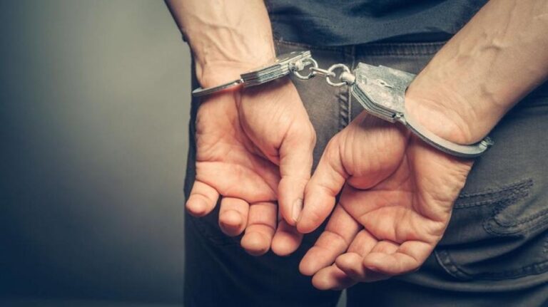 Περπατούσε στη Λευκωσία και του άρπαξαν φακέλους με χρήματα 