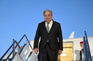 Ο Γενικός Γραμματέας του ΟΗΕ, Αντόνιο Γκουτέρες, κατεβαίνει τη σκάλα του αεροσκάφους.