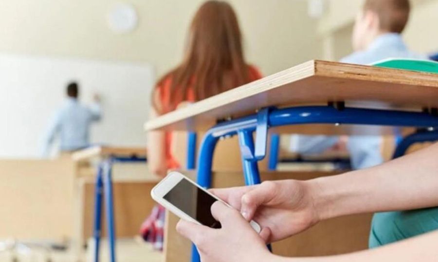 Χωρίς κινητό οι μαθητές, λιγότερες εντάσεις στα σχολεία – Τι λέει η υπουργός Παιδείας και τι δείχνουν τα μέχρι τώρα δεδομένα